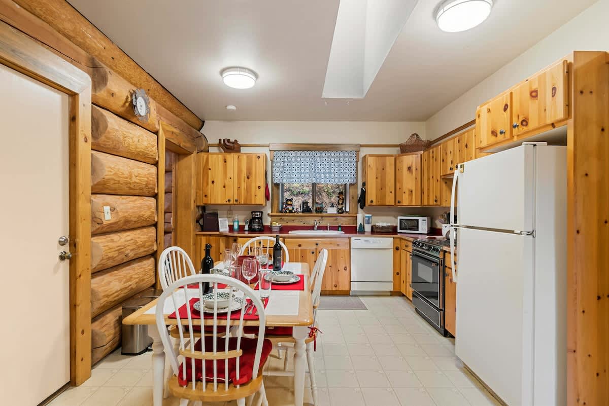 Dining Area & Kitchen