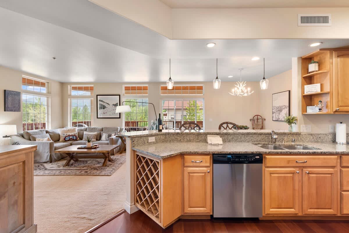 Kitchen with Eating Space at the Bar