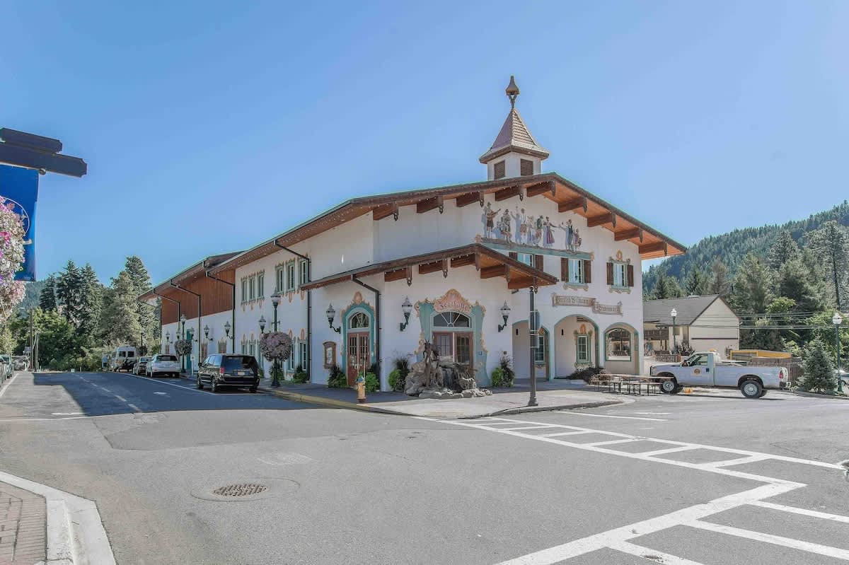 Downtown Leavenworth, Located Close to Festhall.