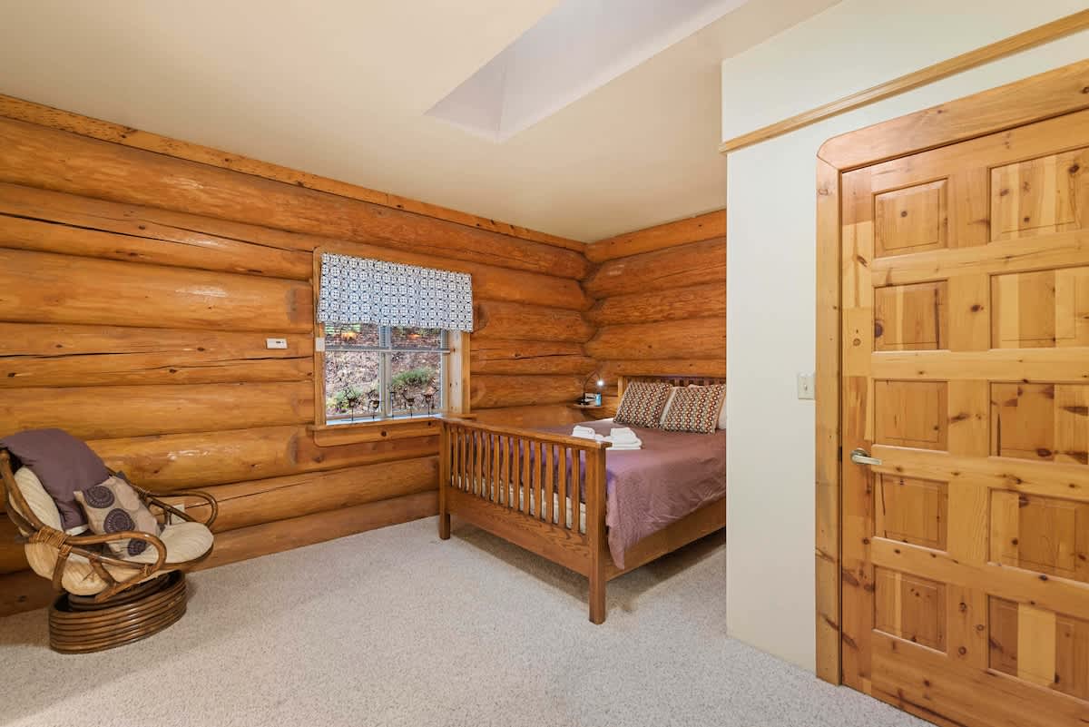 Bedroom with Queen Bed